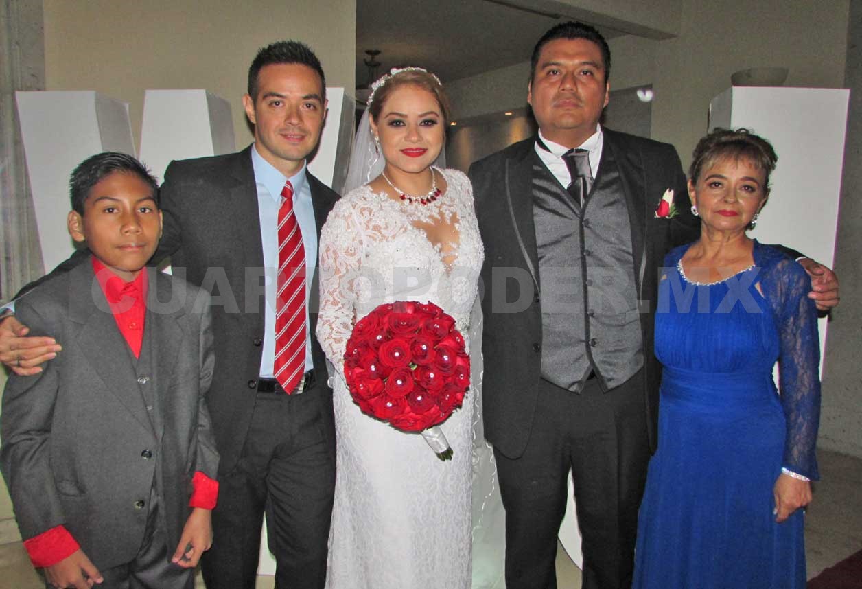 Feliz pareja se une en matrimonio