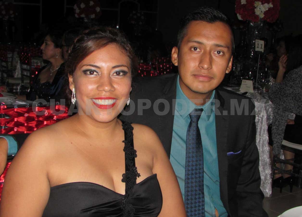 Feliz pareja se une en matrimonio