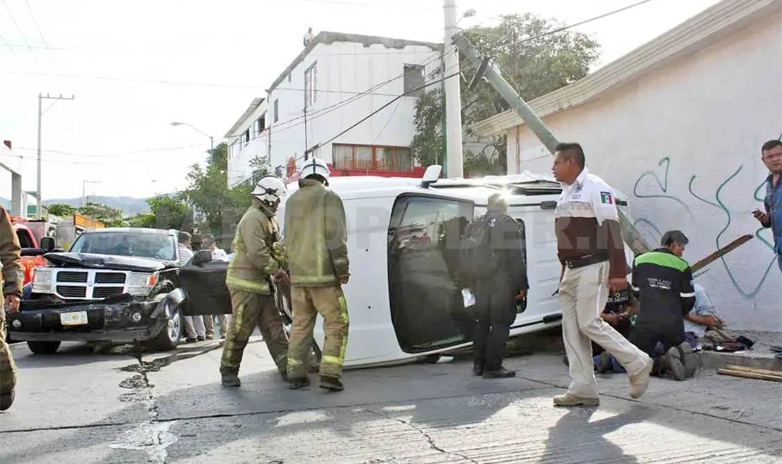 Choque-volcadura en el barrio San Jacinto