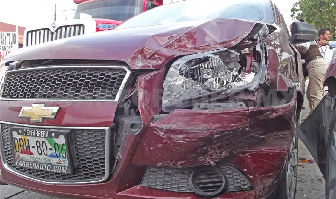 Reyerta, daños y dolor en choque de autos