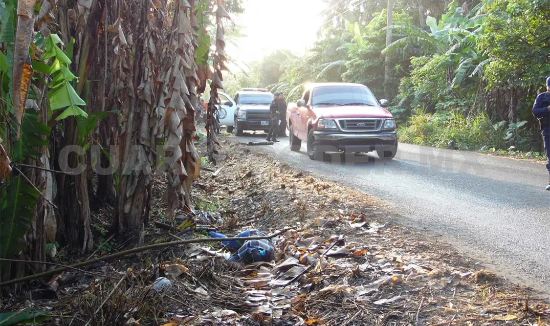 Hallan dos cuerpos a orilla de carretera