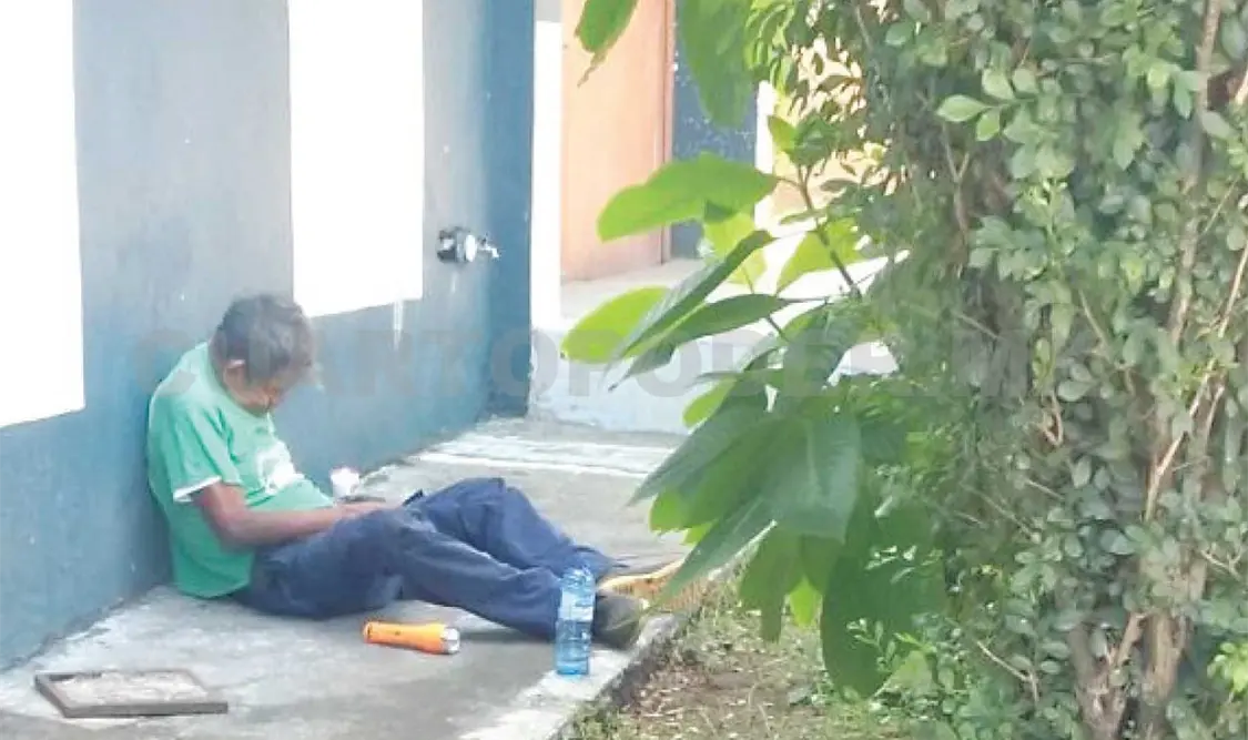 Muere sentado en la banqueta