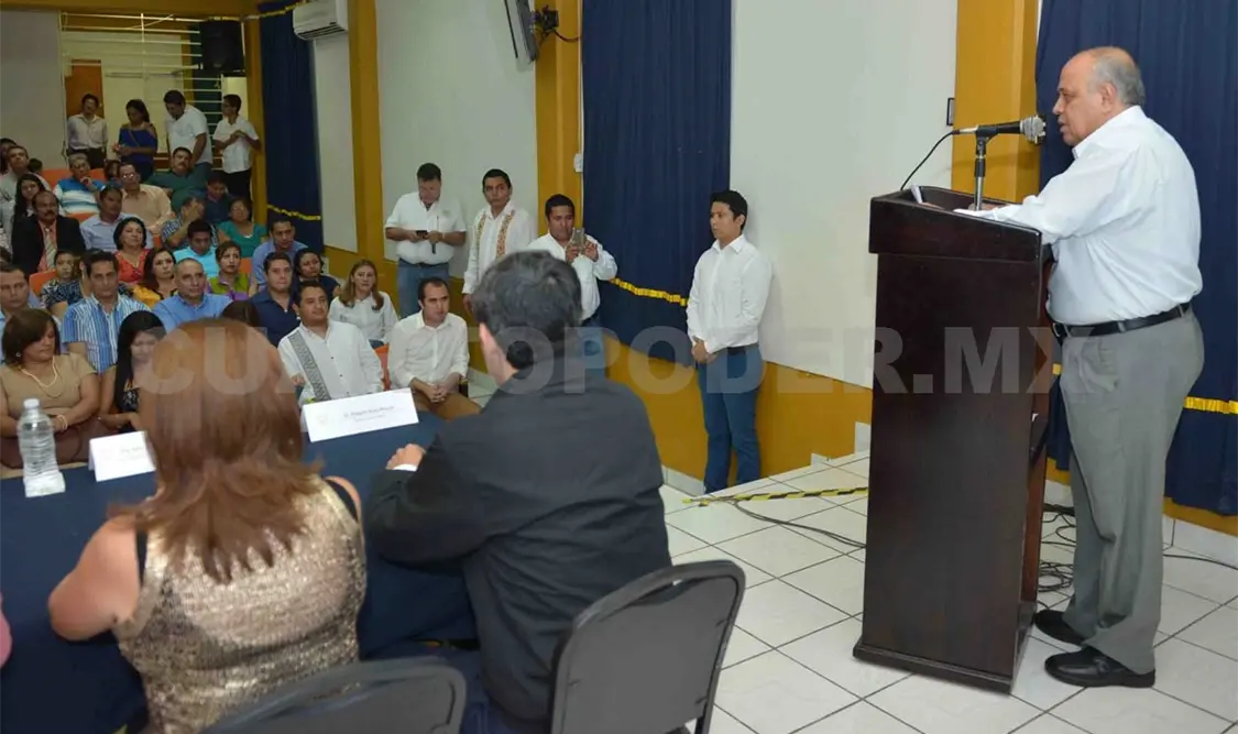 Carlos Eugenio Ruiz Hernández encabezó la graduación de esta maestría. CP
