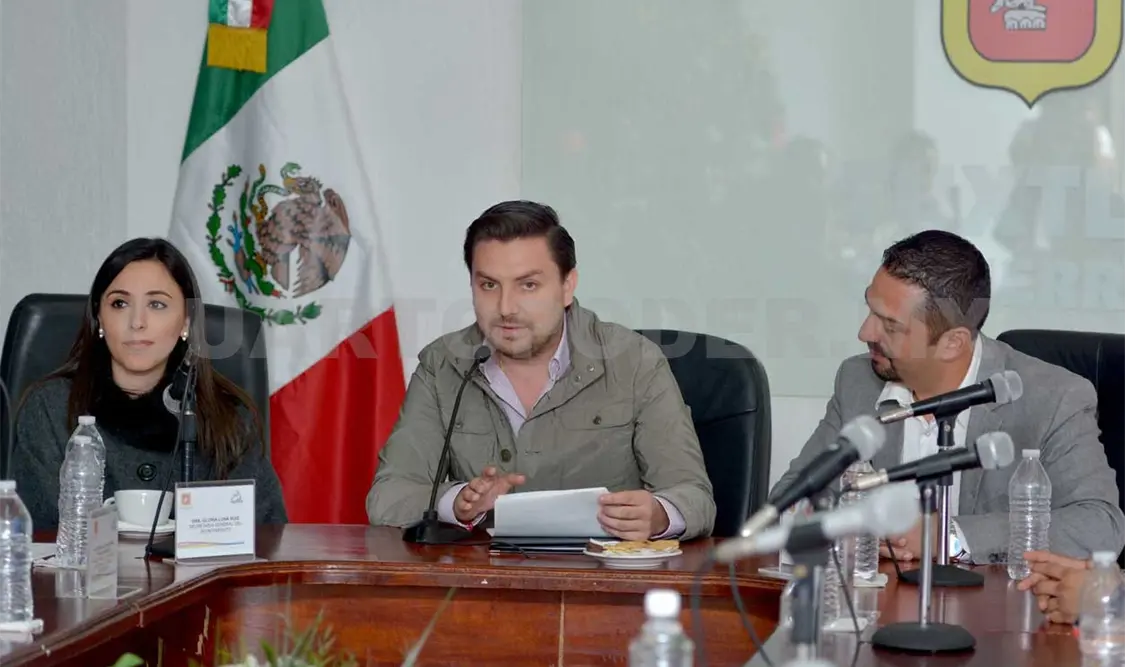 Fernando Castellanos y Navor Francisco Ballinas firmaron un convenio para desarrollar la tecnología en el ayuntamiento. CP