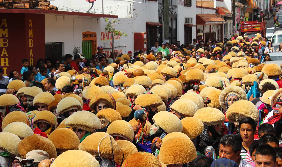 Cientos de parachicos desfilaron este domingo 17 de enero