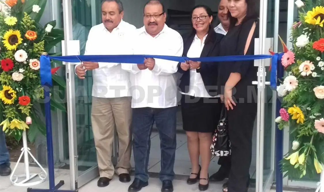Ventura Ibarias cortó el listón inaugural con el que se dio inicio a las clases con un grupo de 18 alumnos. Rafael Victorio / CP