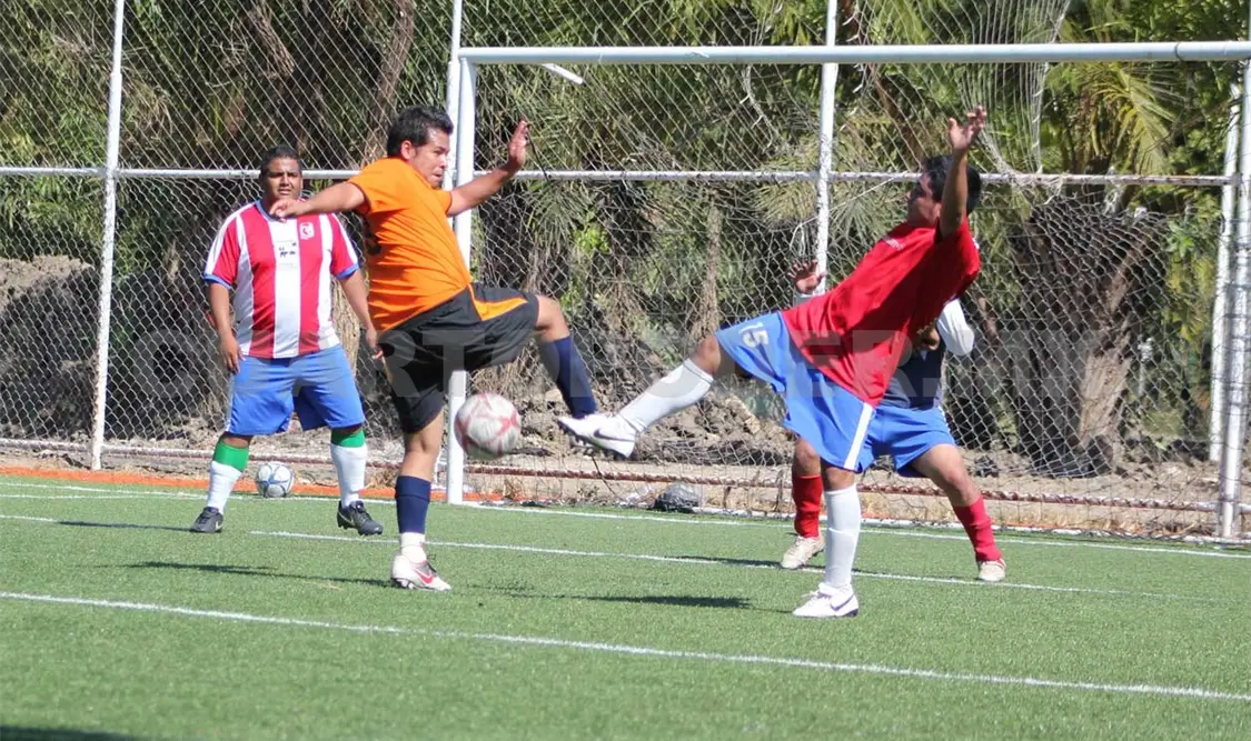 Las acciones en el campo de La Herradura concluirán con el partido que protagonizarán Coratux y el representativo de Sport Center, en punto de las 15:30 horas. Alejandro Aguilar / CP