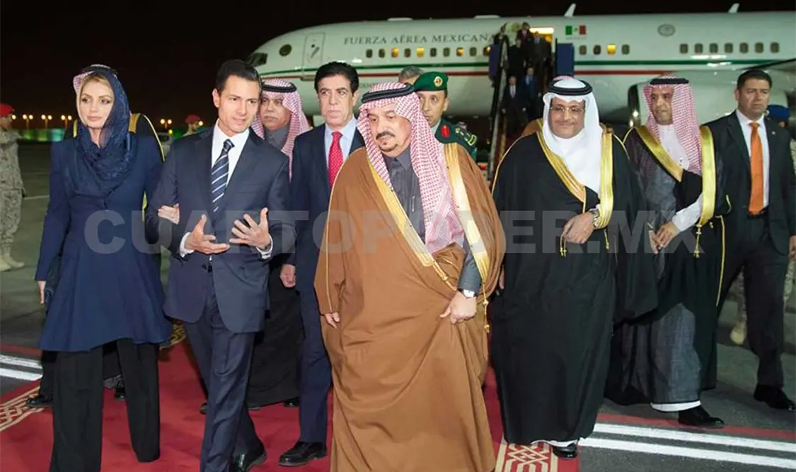 El presidente Peña Nieto viajó acompañado de su esposa, Angélica Rivera, y parte de su gabinete. A su llegada saludó a representantes y funcionarios de la ciudad.