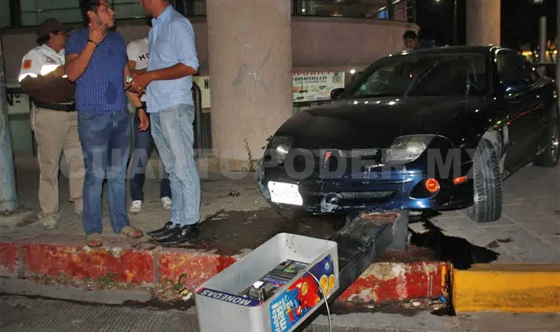 El accidente ocurrió la madrugada del sábado en el bulevar Belisario Domínguez esquina con la 15ª Poniente. Rafael Cabrera / CP