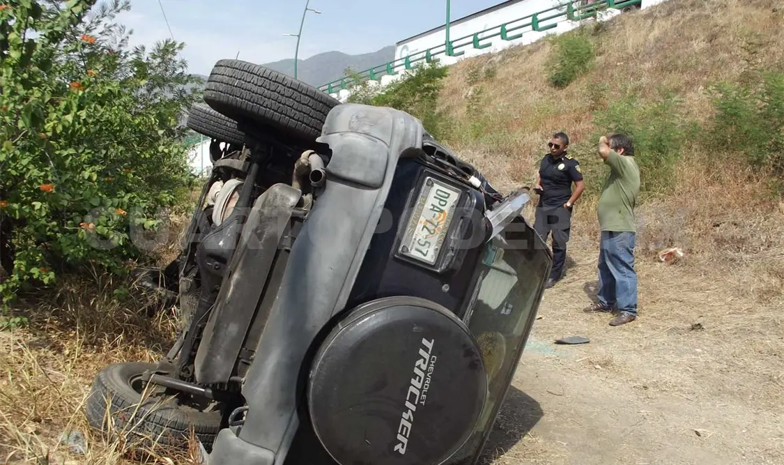 Se duerme y vuelca su camioneta en la vía Tuxtla-Chiapa