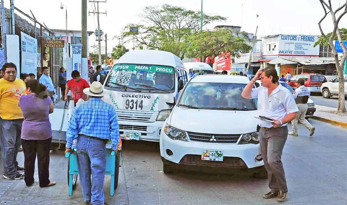Veloz colectivero causa accidente