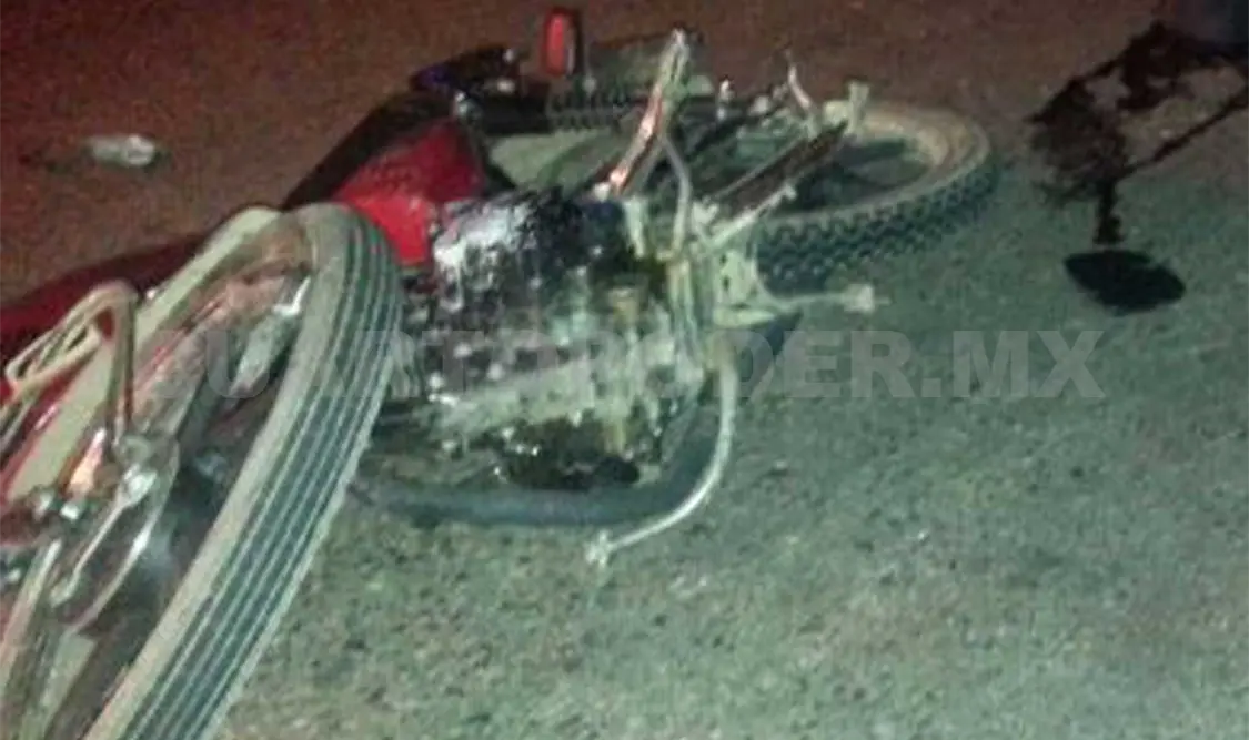 Muere motociclista embestido por auto