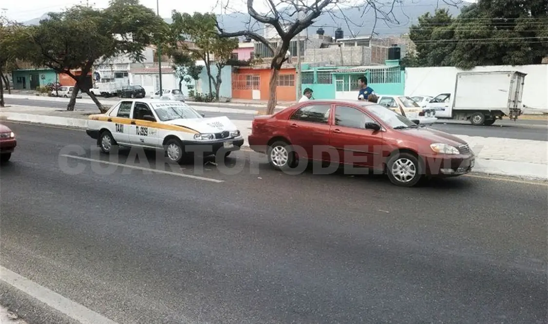 Un taxi colisionó por alcance contra un auto particular, en el libramiento Norte. A. Alegría / CP
