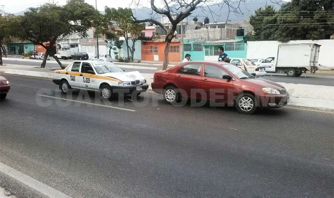 Taxista golpea coche en libramiento Norte