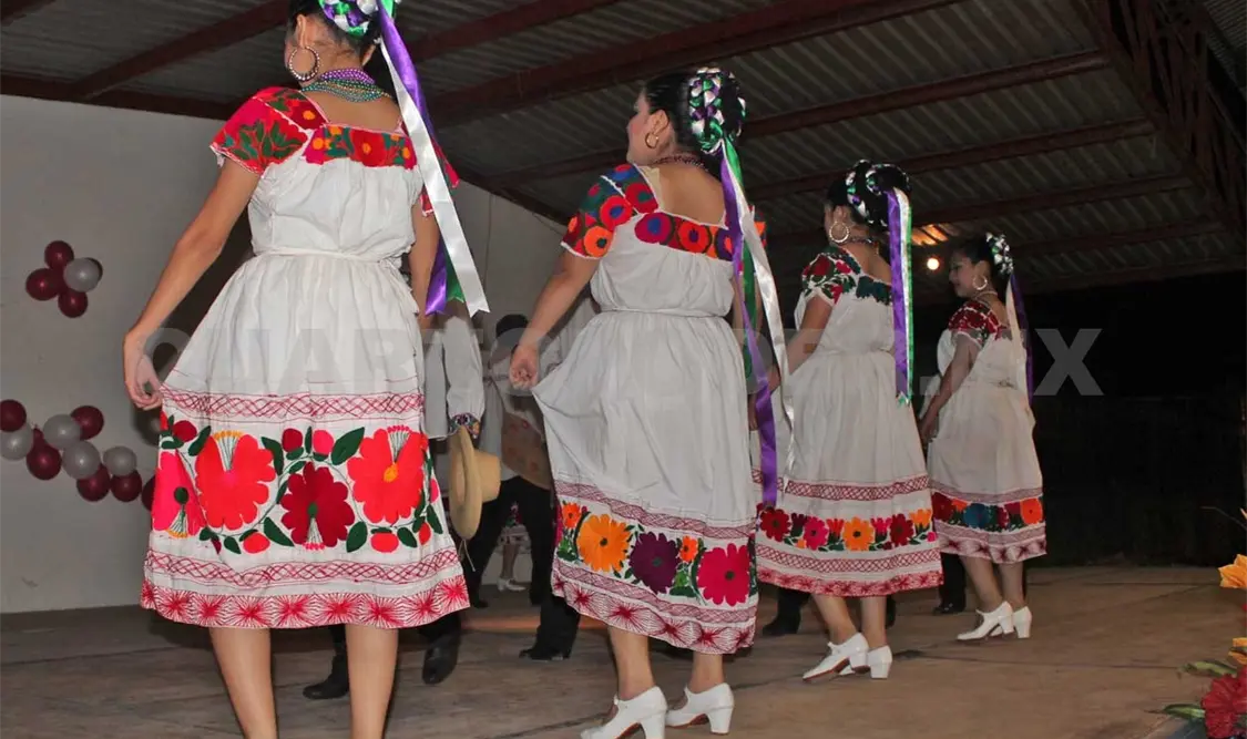 Grupo de danza presentado un cuadro folclórico. Darwin Mendoza