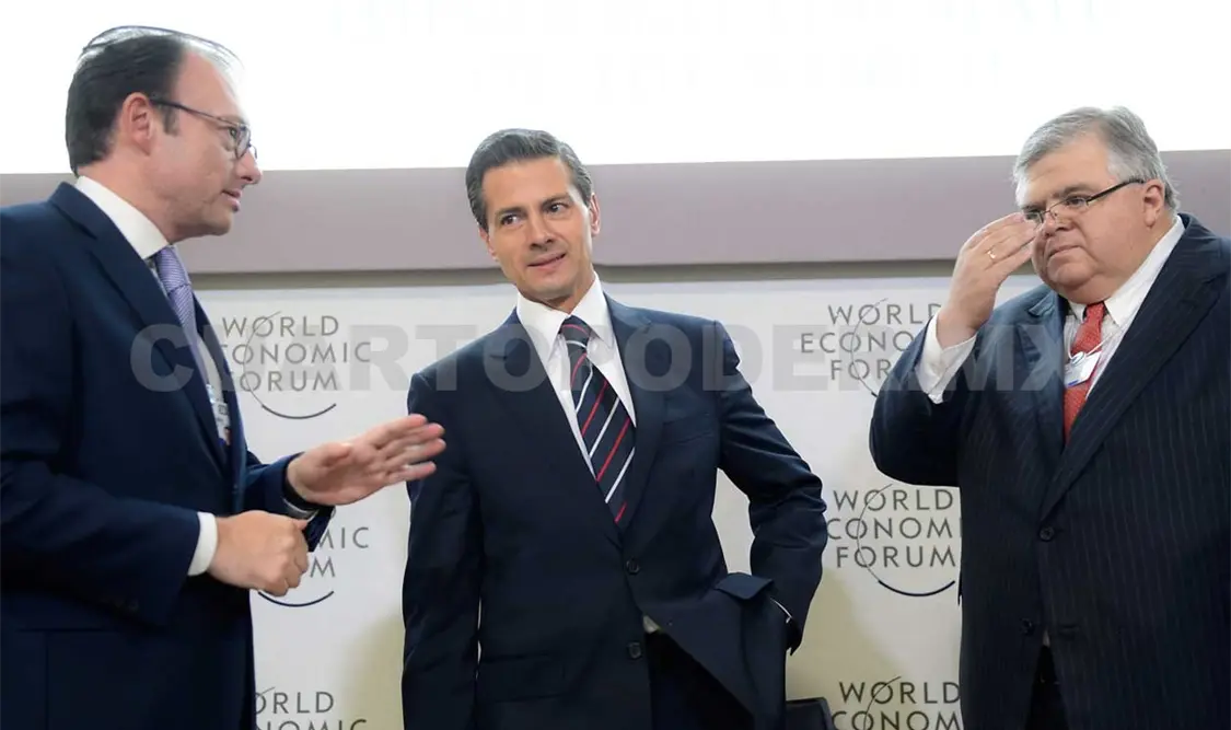 El secretario de Hacienda, Videgaray Caso; el presidente Peña Nieto, y el Gobernador del Banxico, Agustín Carstens, participaron en el Foro Económico Mundial. Presidencia