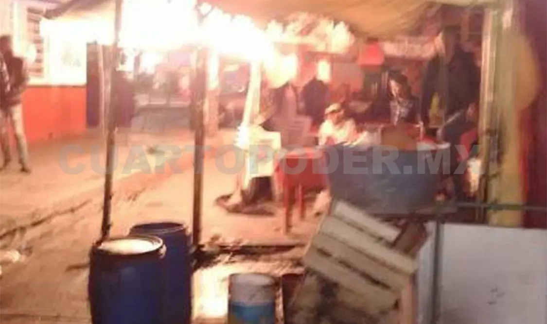 Una taquería, una pizzería, un juego de canicas y una tienda de ropa fueron incendiados la madrugada de ayer por cuatro jóvenes en el centro de Villaflores. Dalia Villatoro / CP