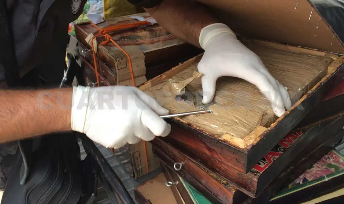 Policías revisaron el equipaje de pasajeros de autobús con la ruta Oaxaca-Tapachula, en el que hallaron droga escondida en cuadros.