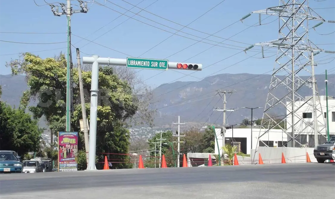 Está cerrada la circulación en el bulevar Andrés Serra Rojas, de sur a norte. A. Alegría / CP