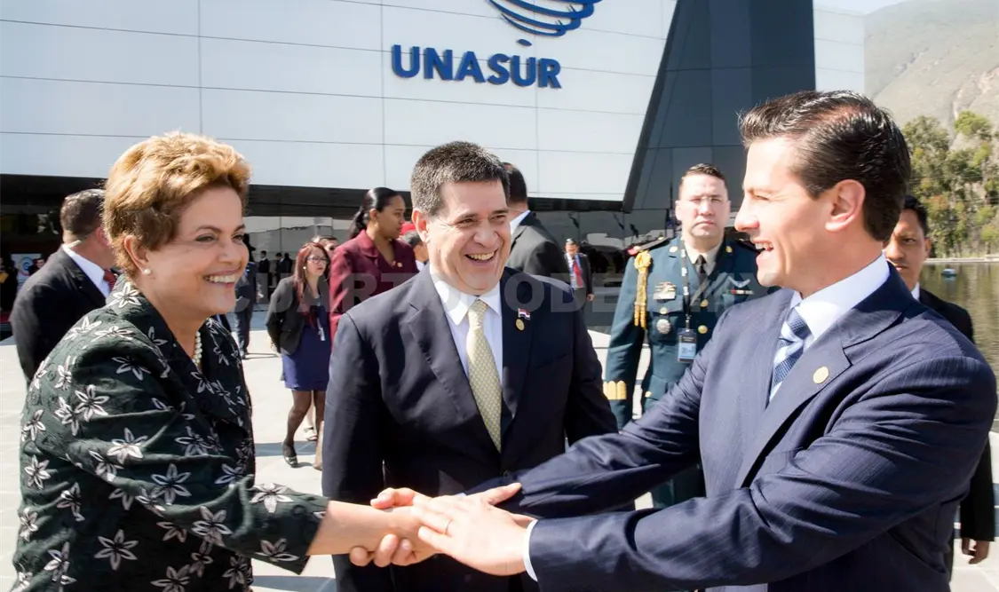 Saludo entre mandatarios en la CELAC. Agencias