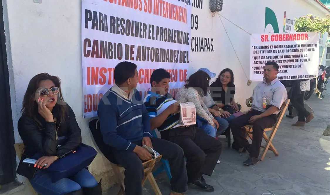 Plantón de asesores educativos a los que les adeudan el pago de gratificaciones desde el año pasado. Flor Cordero / CP