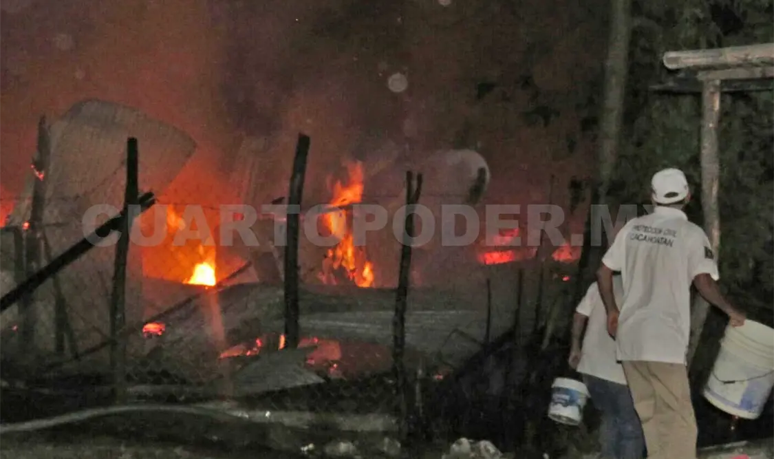 Los bomberos controlaron el incendio en la vivienda ubicada en el barrio Guadalupe. Rafael Victorio / CP