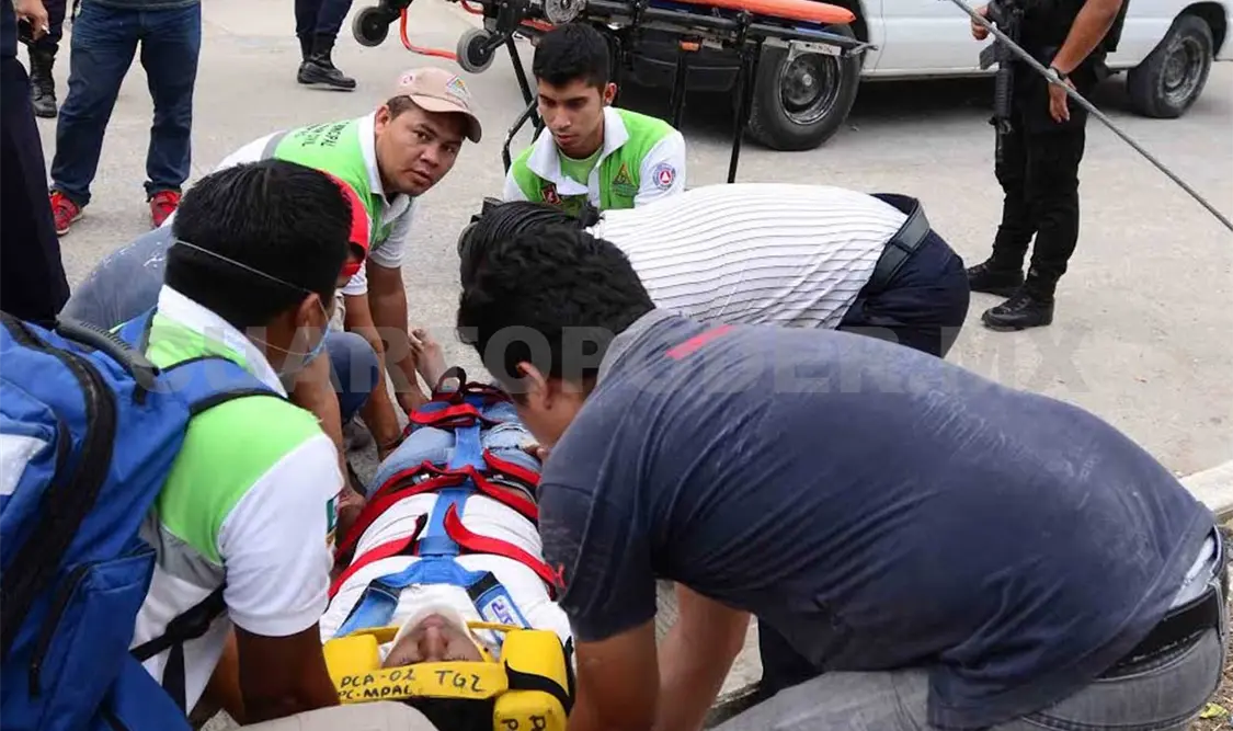 Un motociclista resultó lesionado al ser impactado por un automovilista en laAvenida Central y 15ª Oriente. Rafael Cabrera / CP