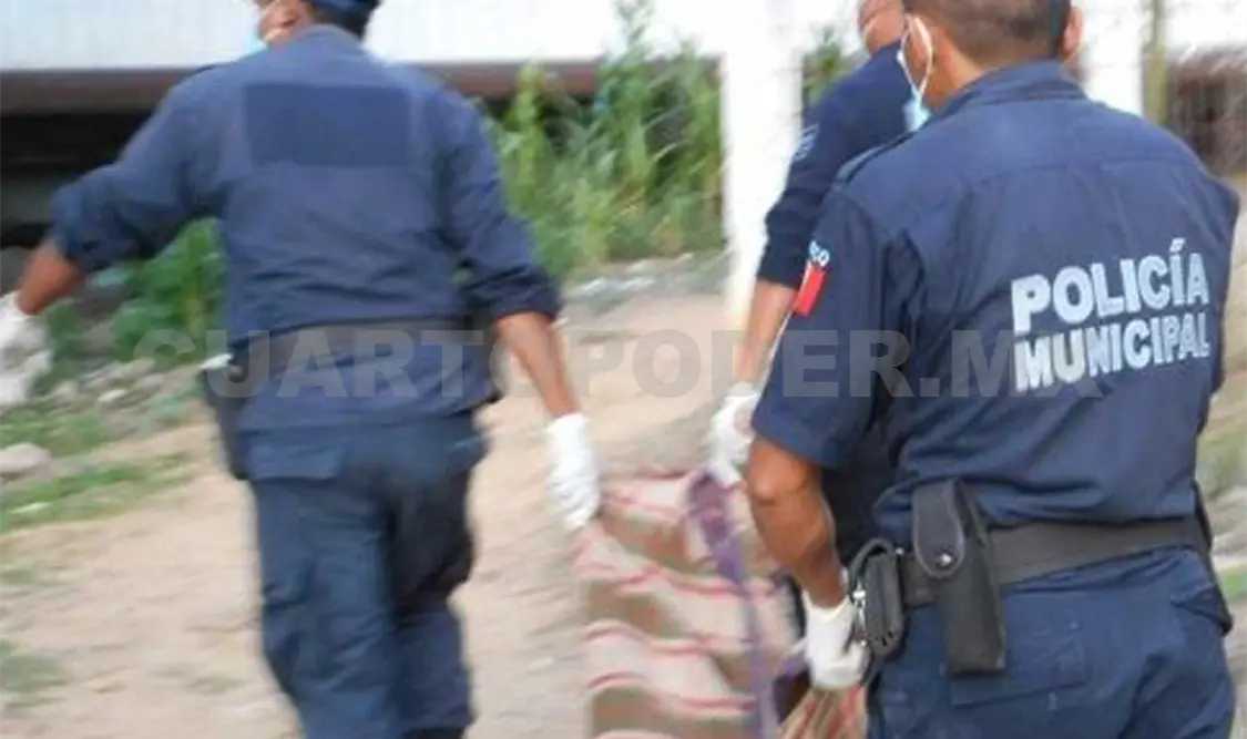 Policías levantaron el cuerpo de José López Pérez, de 61 años, y lo trasladaron a una funeraria, para hacerle la necropsia que exige la ley.