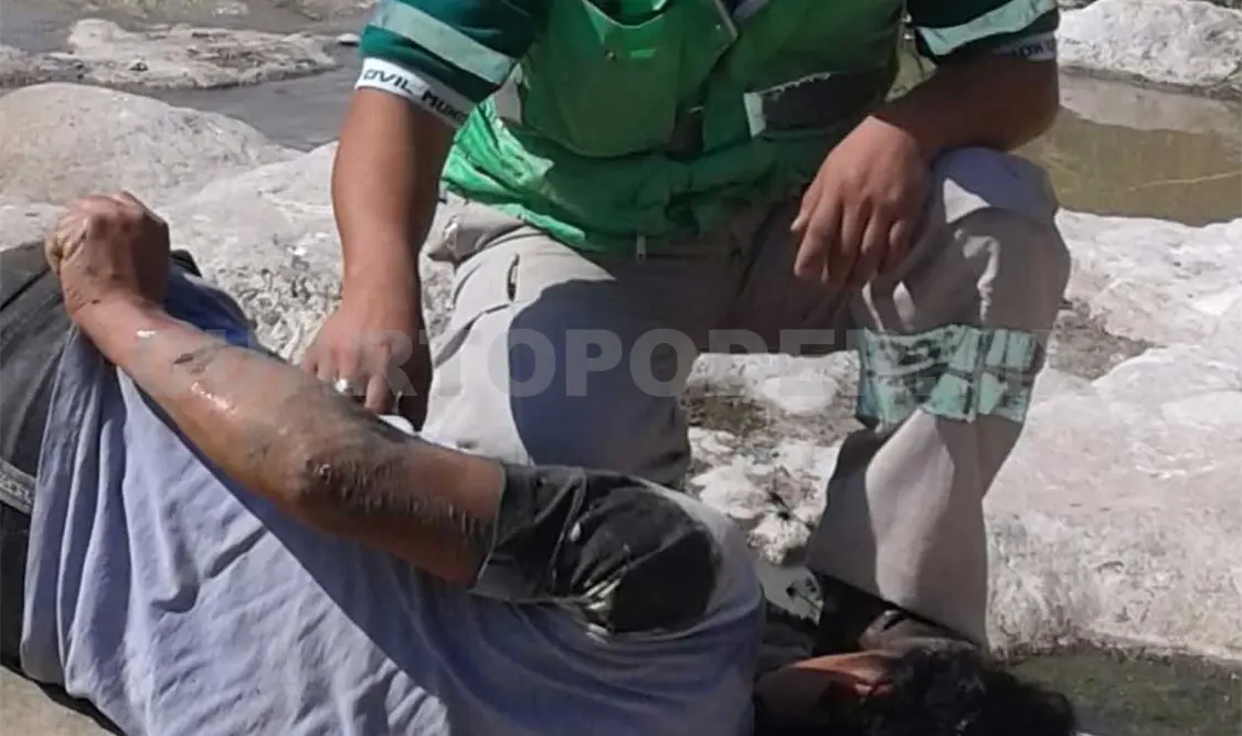 Leonardo fue hallado golpeado y tirado en el arroyo Potinaspak, logró sobrevivir.