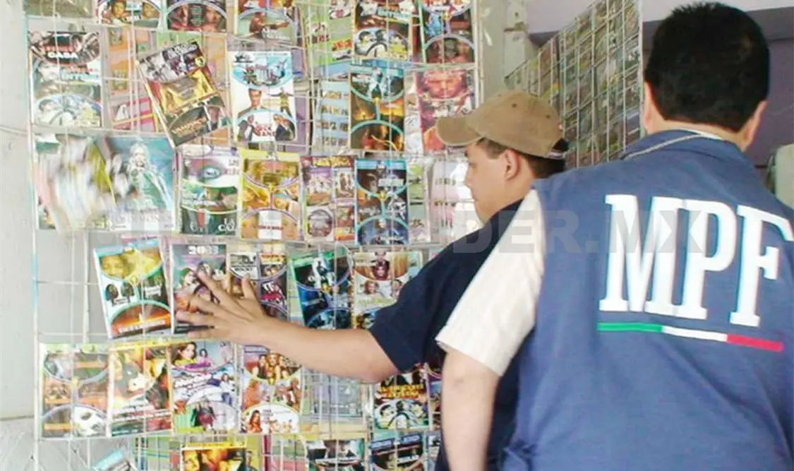 Policías catearon un negocio en la colonia San José Terán de Tuxtla Gutiérrez, donde decomisaron discos piratas.