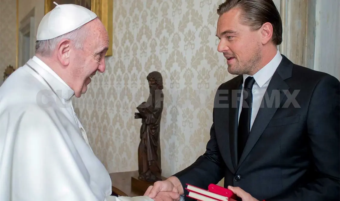 El líder católico saluda y recibe al actor Leonardo DiCaprio. AP