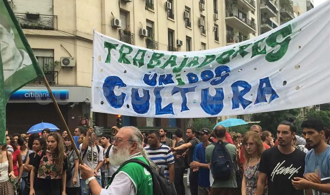 Trabajadores del Ministerio de Cultura encabezaron la primera marcha. AP