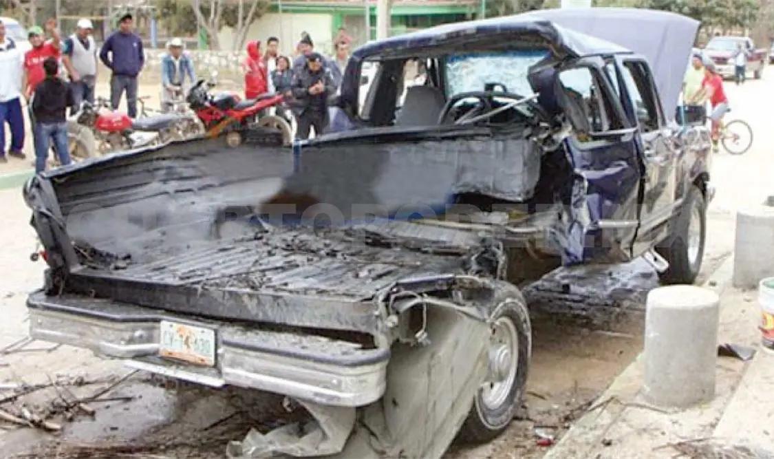 La camioneta quedó con la góndola doblada y la cabina dañada, al estallar una carga de cohetones, ayer en Cintalapa.