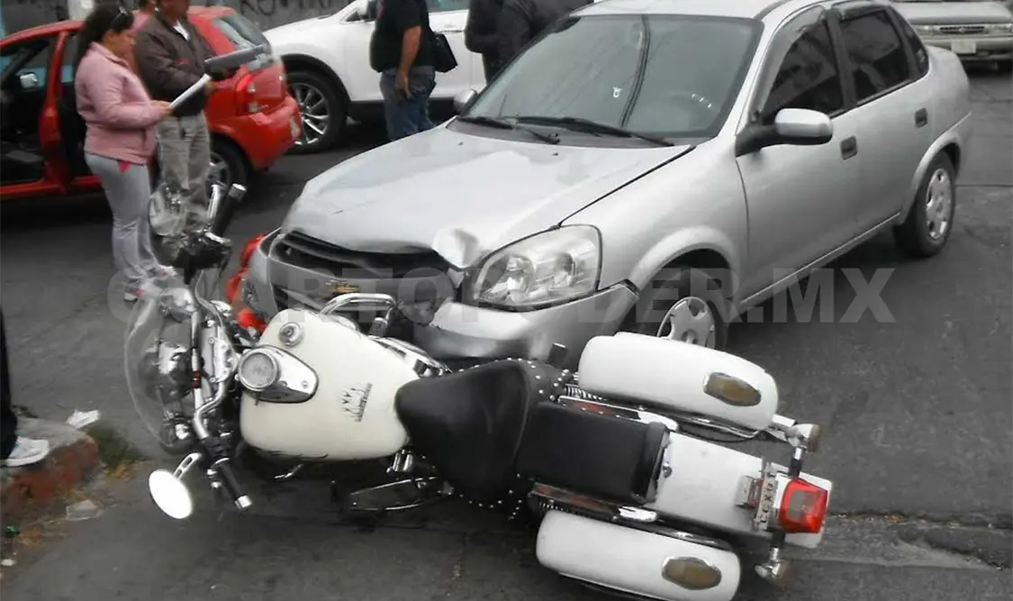 La motocicleta quedó debajo del motor del automóvil que la colisionó en la 9ª Poniente y 2ª avenida Norte. Rafael Cabrera / CP