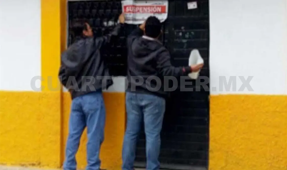 Policías de la PGJE colocaron sellos de clausura en cuatro bares en el municipio de Tecpatán, los cuales operaban sin licencia.