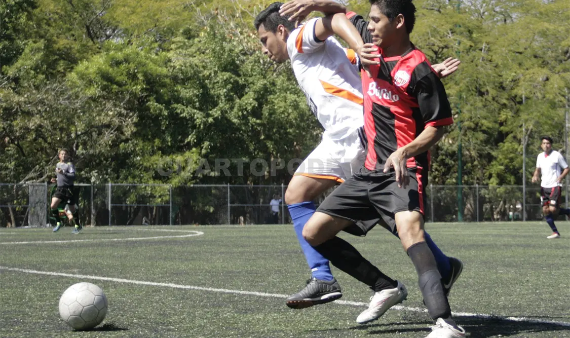 Los jugadores saltaron a este compromiso en punto de las 12:00 del día en el campo uno del parque Recreativo Caña Hueca. Guillermo Ramos / CP