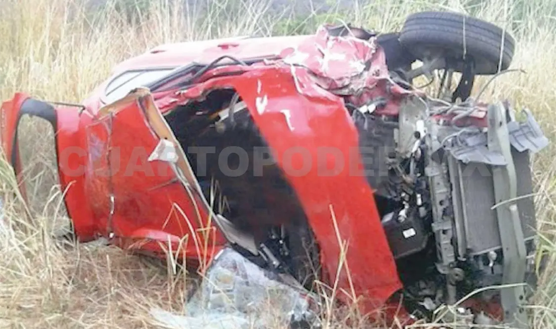 Así quedó el vehículo del soldado luego de chocar contra el semoviente en la carretera de cuota Coita-Arriaga.