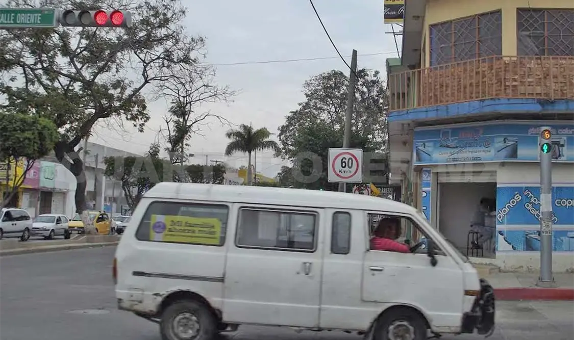 Los autos pasan de norte a sur y el semáforo peatonal está en verde de oriente a poniente y viceversa.