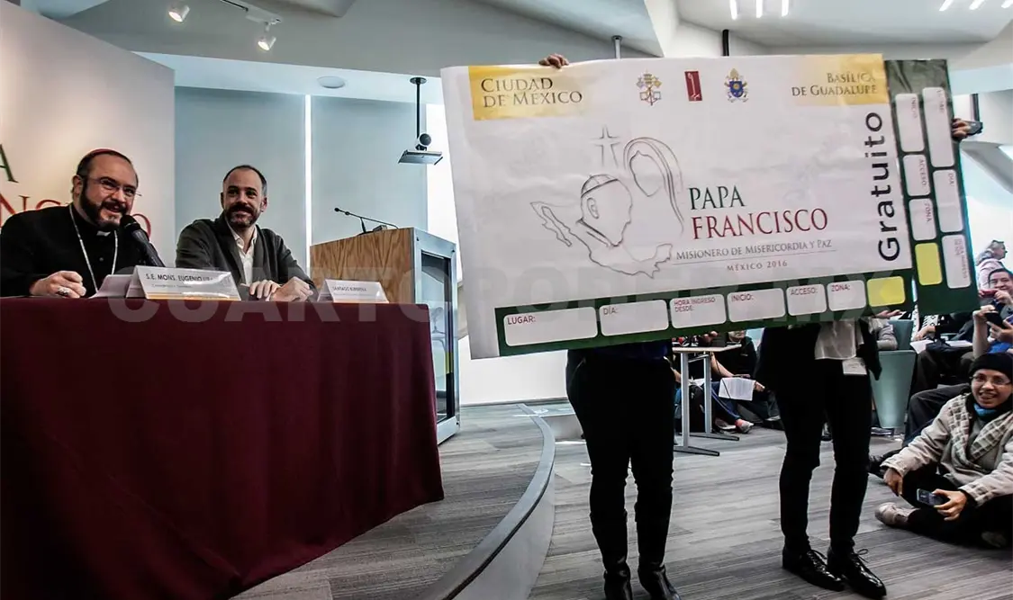 El coordinador Eugenio Lira, presentó los boletos que se distribuirán para distintos actos del obispo de Roma en México. Notimex