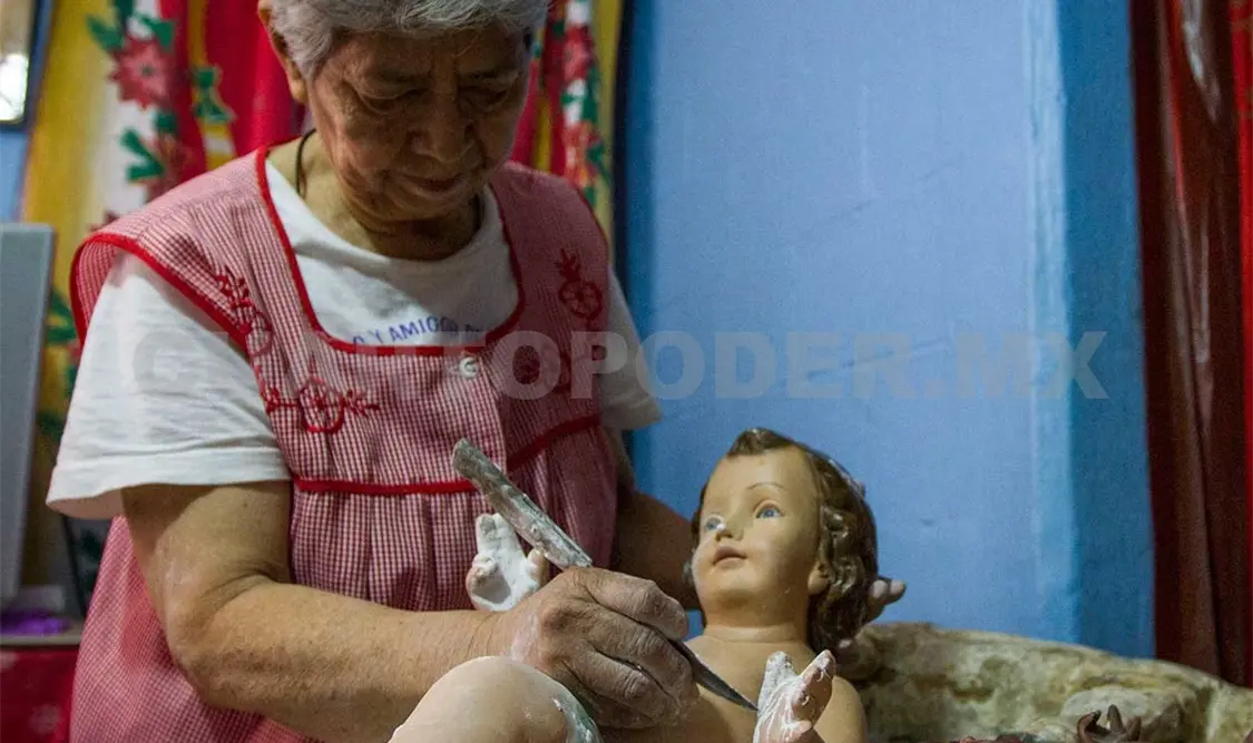 “A mano va todo esto”, dijo Gloria García mientras muestra diferentes colores con que se pinta a los Niños Dios. Notimex
