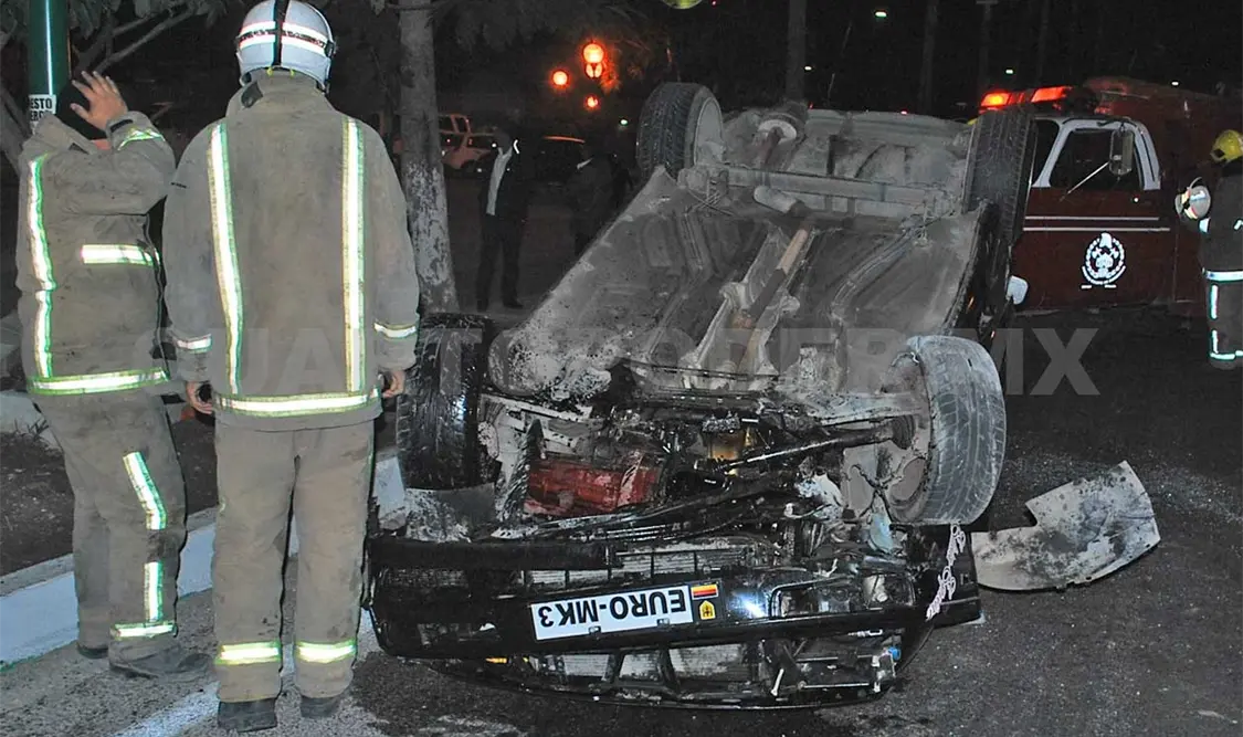 Autoridades de Tránsito y Vialidad Municipal se presentaron para dar fe del accidente; la unidad fue llevada al corralón. Rafael Cabrera / CP