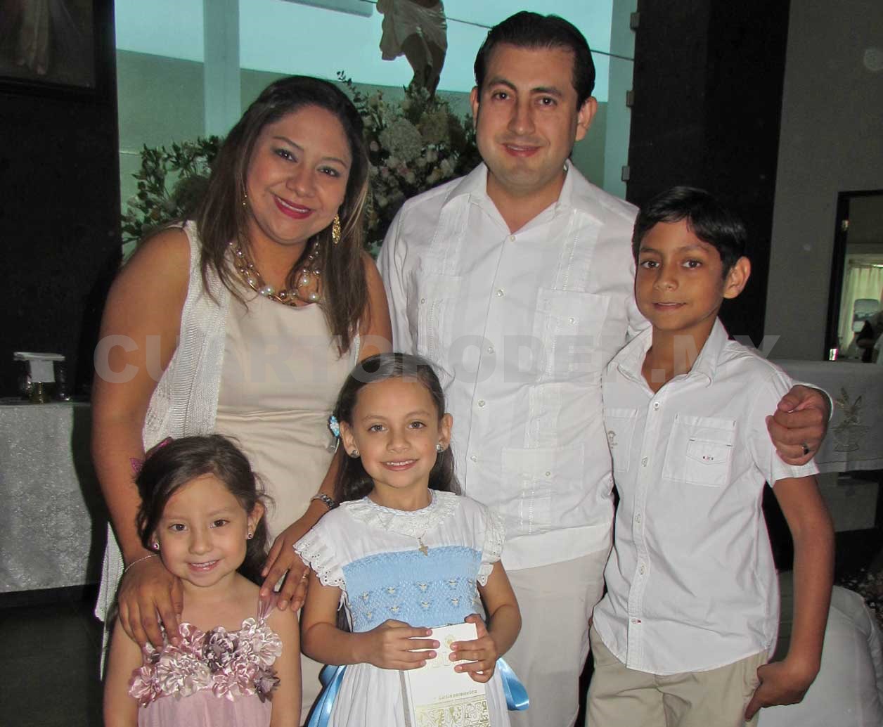 Niños reciben sacramento de la comunión