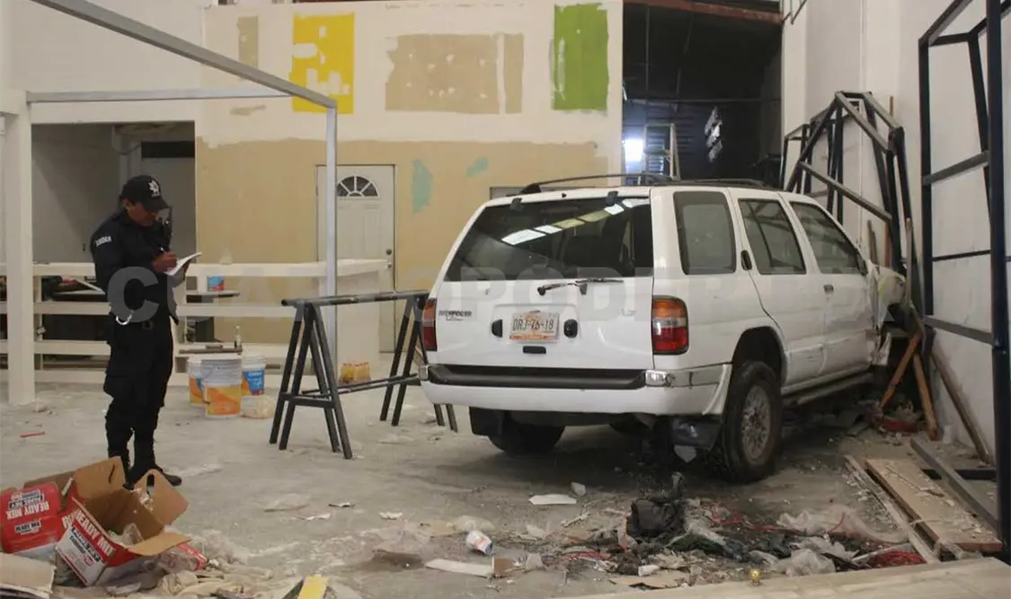 Camioneta termina dentro de negocio