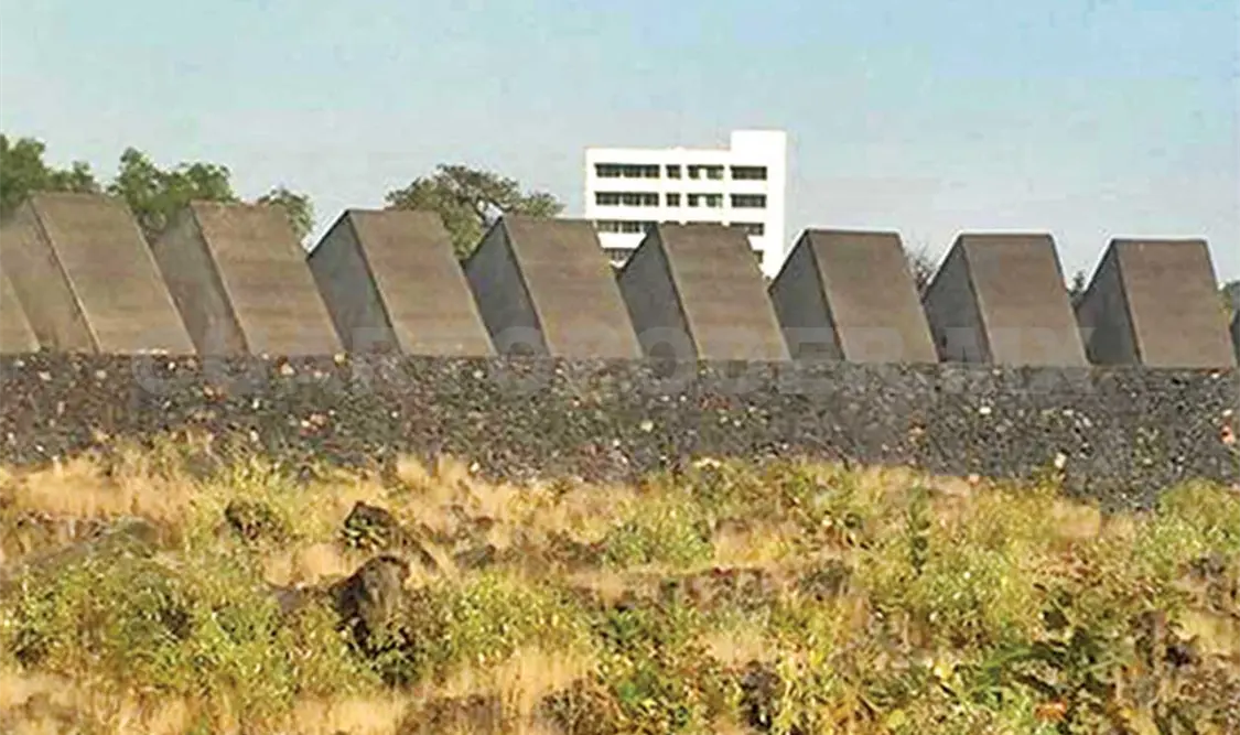 El edificio al fondo pertenece a la Facultad de Ciencias Políticas. Cortesía