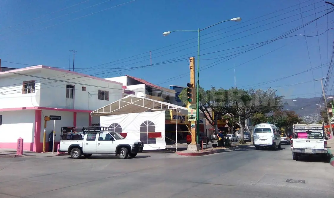 Por poco chocan dos autos en una calle bloqueada