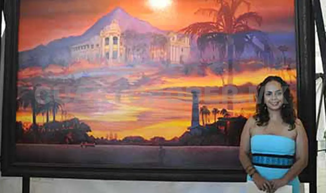 Ninfa Torres con una de sus obras. Cortesía