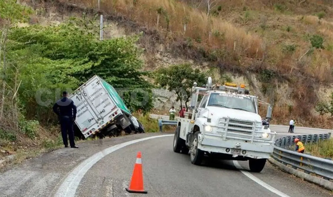 Camión farmacéutico se accidenta en carretera