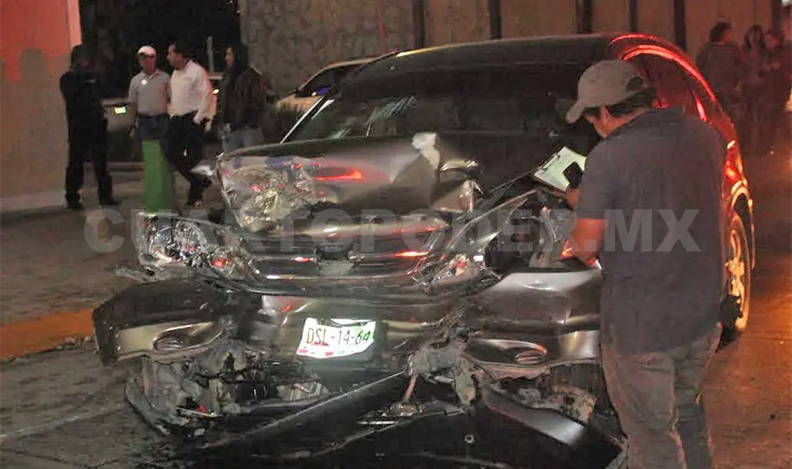 El accidente ocurrió la noche del viernes sobre el bulevar Belisario Domínguez, a la altura de Plaza Bonampak. Rafael Cabrera / CP