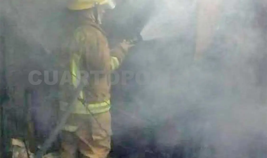 Un bombero apaga el fuego en una casa de la colonia San Juan de los Lagos.