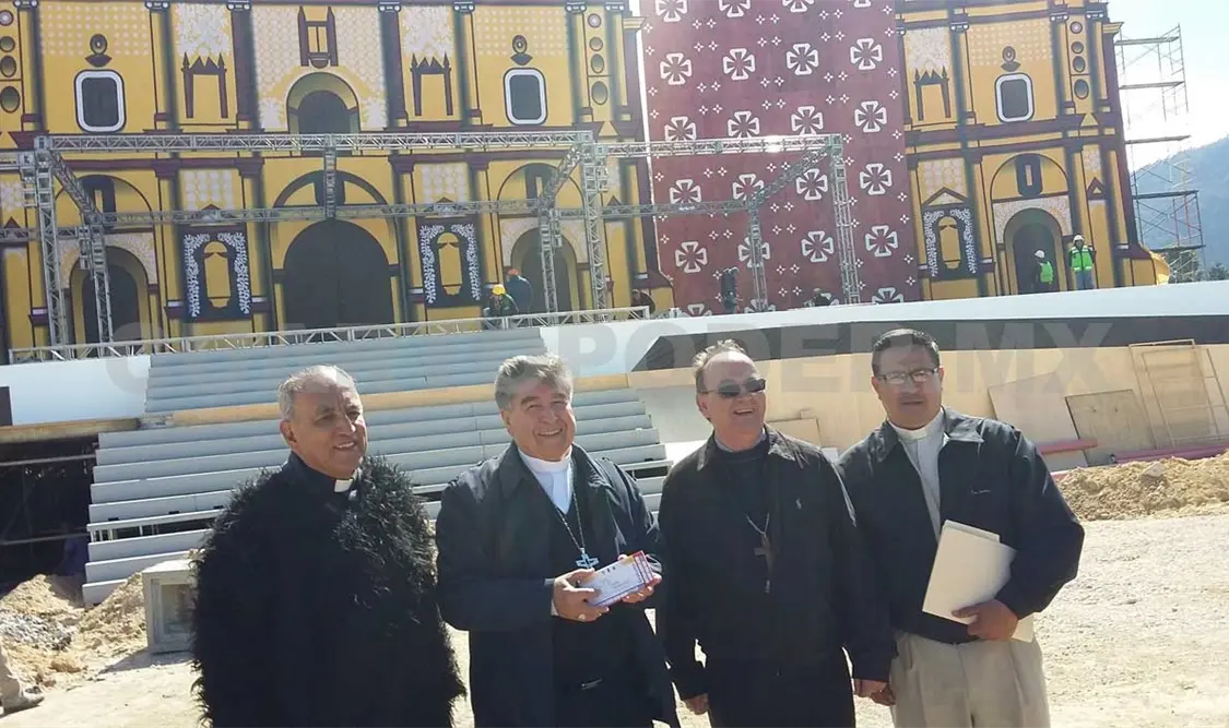 Listo, diseño de altar para la visita del papa